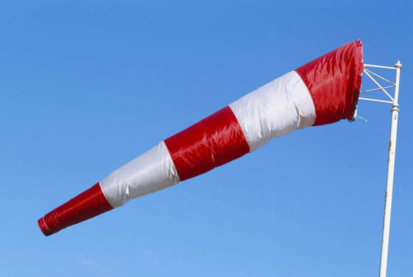 无人,横图,室外,特写,白天,仰视,风向标,风向袋,阴影,条纹,飘扬,光线,影子,一个,红色,蓝色,白色,蓝天,天空,阳光,天,晴朗,单个,飘逸,飞扬,万里无云,风标,晴空,晴空万里,彩图,低角度拍摄