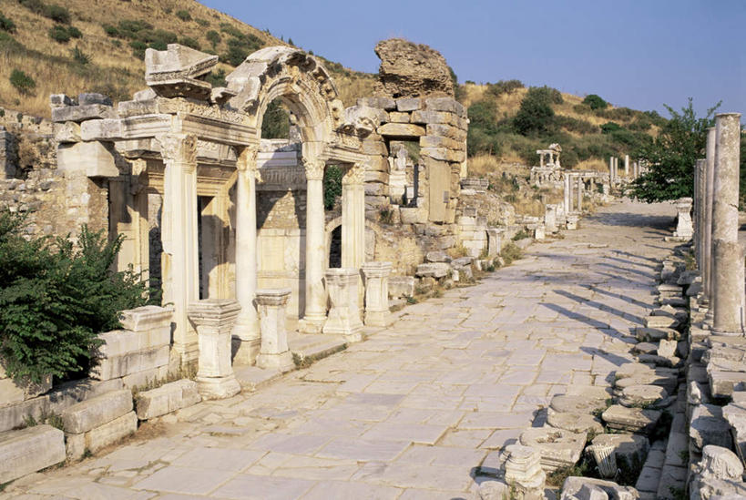 无人,横图,室外,正面,旅游,度假,石头,美景,山,山脉,植物,土耳其,亚洲,一排,许多,阴影,遗迹,整齐,光线,石子,影子,柱子,景观,山峰,山峦,破坏,娱乐,遗址,破损,树,树木,排列,蓝色,绿色,蓝天,天空,阳光,自然,群山,天,享受,休闲,景色,放松,生长,晴朗,成长,粉碎,损坏,队列,自然风光,毁坏,西亚,万里无云,廊柱,陈迹,安纳托利亚,小亚细亚,石块,岩石,晴空,晴空万里,彩图,土耳其共和国