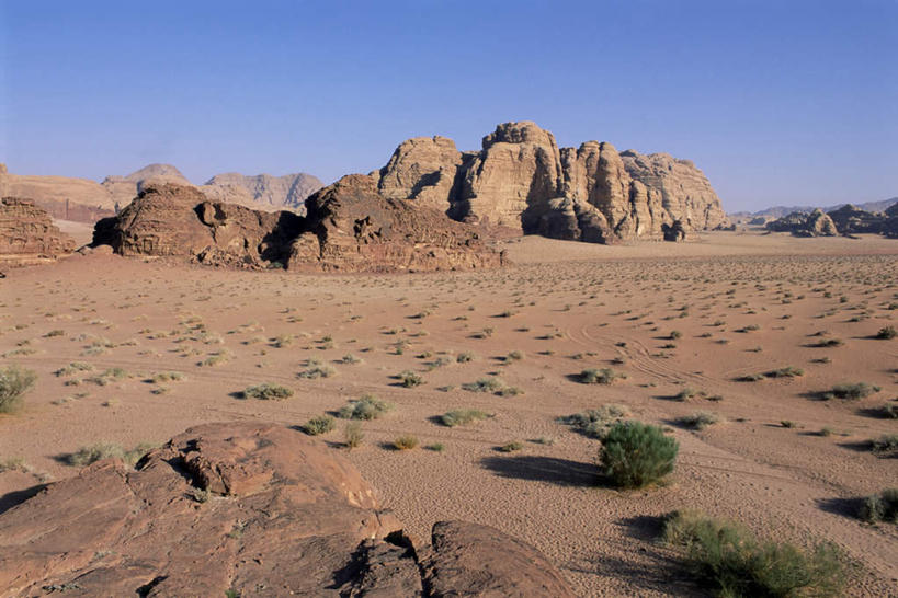 无人,横图,室外,白天,正面,沙漠,山,山脉,许多,阴影,光线,影子,山峰,山峦,草,蓝色,蓝天,天空,阳光,群山,天,晴朗,分散,万里无云,大漠,砂漠,晴空,晴空万里,彩图