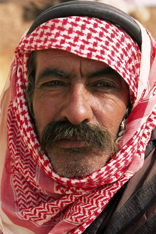 胡须,一个人,竖图,室外,特写,白天,正面,民族服装,亚洲,仅一个男性,仅一个人,阴影,朦胧,模糊,光线,格纹,头巾,影子,注视,红色,白色,黑色,阳光,观察,看,仅一个老年男性,观看,察看,关注,老年男性,男人,男性,亚洲人,印度人,胡子,小胡子,半身,彩图,传统服装,民俗服