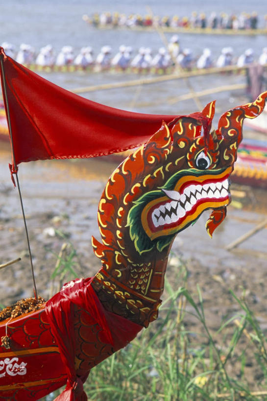 无人,竖图,室外,白天,正面,成功,海浪,海洋,旗帜,雕塑,柬埔寨,亚洲,一面,波纹,漂浮,艺术,装饰,飘扬,龙,雕刻,雕像,浪花,涟漪,飘落,旗子,红色,水纹,海水,工艺品,波浪,龙舟,东南亚,下沉,纪念,美术,高贵,主题,图腾,降落,传说,陈列,海景,高棉,柬埔寨王国,水晕,功能,美学,祥瑞,灵兽,旌旗,旗号,权势,尊荣,吉蔑,飘零,幸运,大海,风浪,海,海水的波动,近岸浪,涌浪,彩图