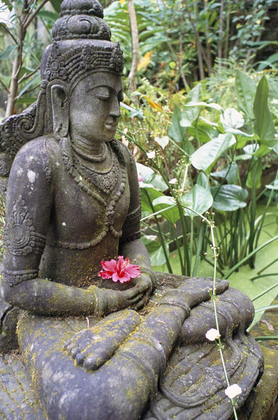 无人,寺庙,竖图,室外,白天,正面,旅游,度假,植物,标志建筑,地标,建筑,雕塑,印度尼西亚,印尼,亚洲,节日,艺术,装饰,雕刻,雕像,燃烧,文化,娱乐,建设,石雕,树,树木,绿色,自然,香火,工艺品,庙宇,祈祷,享受,休闲,健康,旅游胜地,放松,许愿,宗教,东南亚,信仰,生长,成长,纪念,祈求,美术,神仙,主题,陈列,佛祖,印度尼西亚共和国,功能,美学,仙人,平安,彩图,庙,寺