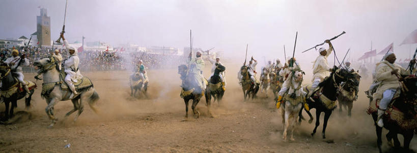 西方人,横图,室外,白天,正面,竞争,雾,马,野生动物,欧洲,非洲,黑人,欧洲人,许多,对抗,握,朦胧,模糊,漂浮,冲突,飘扬,许多人,飘落,尘埃,破坏,骑,动物,一群人,武器,战争,握着,运输,牲畜,下沉,损坏,灰尘,尘土,迷雾,攻击,威胁,对立,矛盾,兵器,降落,防御,敌对,挫败,斗争,抗拒,抗衡,杀伤,威慑,飘零,兵戈,打仗,构兵,交兵,危险,男人,男性,年轻男性,非洲人,大雾,接触,半身,彩图