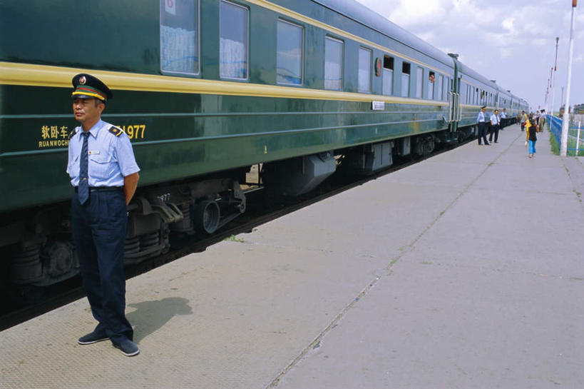 东方人,一个人,站,横图,室外,白天,正面,火车,车站,亚洲,仅一个男性,仅一个人,一辆,阴影,光线,影子,云,云朵,站台,云彩,黄种人,月台,车,仅一个年轻男性,蓝色,白云,蓝天,天空,阳光,交通工具,天,驾驶,行驶,站着,乘务员,晴朗,操纵,迅速,控制,敏捷,载具,操控,背手,把持,列车员,列车乘务员,疾速,男人,男性,年轻男性,亚洲人,晴空,站立,彩图,全身