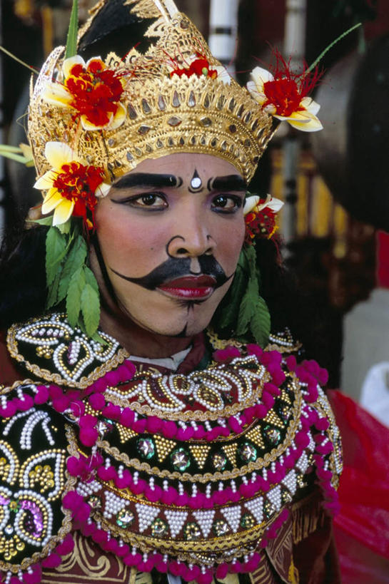 东方人,脸,头,脸颊,一个人,演员,站,竖图,室外,特写,白天,正面,民族服装,化妆,亚洲,仅一个男性,仅一个人,表演,节日,朦胧,模糊,庆祝,黄种人,文化,扮演,仅一个年轻男性,祈祷,站着,庆典,健康,夸张,许愿,宗教,佛教,信仰,纪念,祈求,神仙,仙人,释教,扮装,饰演,夸大,平安,男人,男性,年轻男性,亚洲人,头部,脸部,脸蛋,面部,站立,半身,彩图,传统服装,民俗服,化装