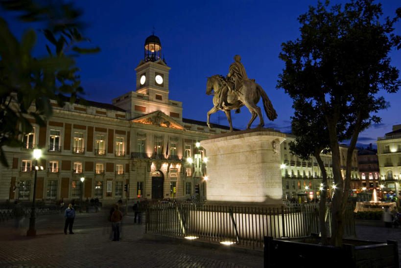 无人,坐,横图,室外,夜晚,仰视,马,野生动物,雕塑,西班牙,欧洲,艺术,装饰,雕刻,雕像,首都,石雕,一匹,骑,动物,工艺品,马德里,运输,牲畜,纪念,美术,南欧,主题,陈列,太阳门广场,西班牙王国,功能,美学,马德里自治区,坐着,彩图,低角度拍摄