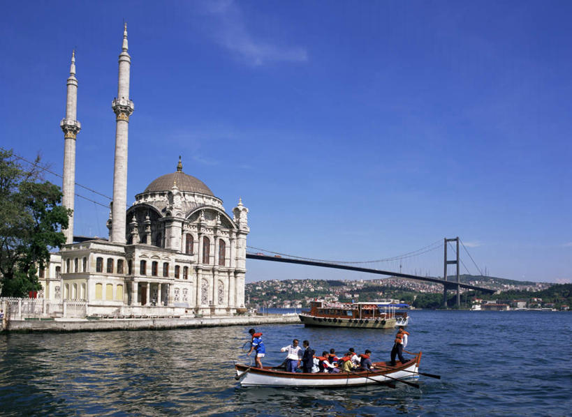 东方人,伙伴,朋友,寺庙,横图,室外,白天,正面,旅游,度假,友谊,海浪,海洋,植物,标志建筑,大桥,地标,建筑,立交桥,轮船,桥梁,船,欧洲,土耳其,亚洲,一艘,阴影,波纹,节日,光线,影子,浪花,云,云朵,高架,斜拉桥,桥,涟漪,许多人,燃烧,云彩,黄种人,文化,娱乐,建设,树,树木,蓝色,绿色,白云,蓝天,水纹,天空,阳光,自然,海水,香火,庙宇,交通工具,波浪,天,驾驶,祈祷,行驶,一群人,享受,休闲,健康,旅游胜地,放松,许愿,宗教,信仰,生长,晴朗,成长,纪念,操纵,祈求,控制,载具,西亚,海景,操控,水晕,把持,博斯普鲁斯海峡,伊斯坦布尔海峡,平安,友情,男人,男性,年轻男性,年轻女性,女人,女性,亚洲人,大海,风浪,海,海水的波动,近岸浪,涌浪,晴空,彩图,全身,庙,寺,土耳其共和国