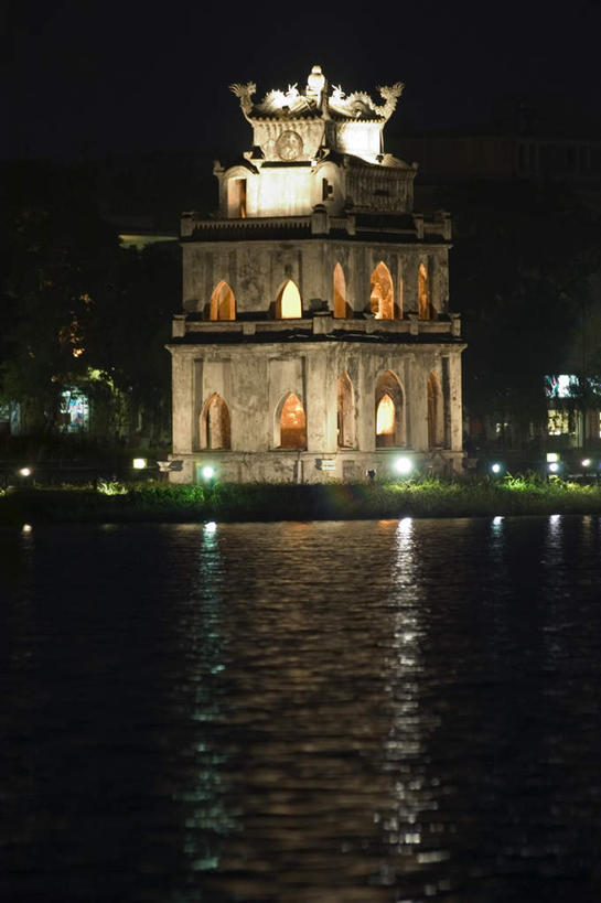 无人,寺庙,竖图,室外,夜晚,正面,旅游,度假,湖,湖泊,水,标志建筑,地标,建筑,路灯,照明,越南,亚洲,阴影,波纹,节日,光线,影子,湖面,水流,水面,塔,灯光,涟漪,文化,娱乐,建设,宝塔,灯,倒影,水纹,庙宇,波浪,湖水,祈祷,享受,休闲,健康,旅游胜地,放松,许愿,宗教,东南亚,信仰,纪念,祈求,照亮,倒映,照明设备,越南社会主义共和国,水晕,浮图,浮屠,反照,平安,彩图,庙,寺