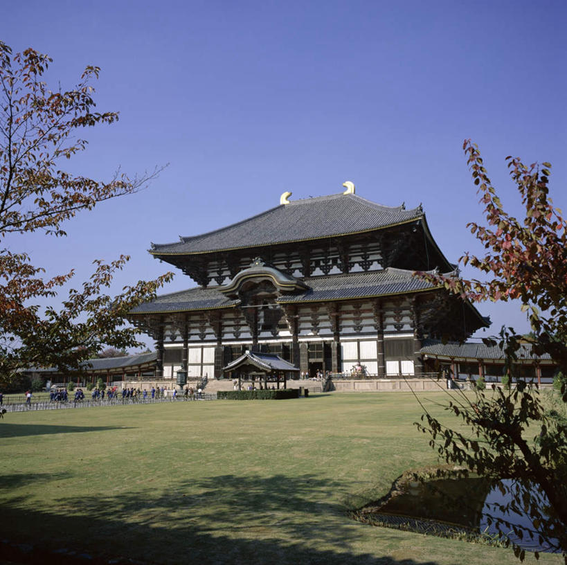 无人,寺庙,横图,室外,白天,正面,旅游,度假,草地,草坪,植物,标志建筑,地标,建筑,叶子,奈良县,日本,亚洲,阴影,节日,光线,影子,池塘,水池,绿叶,燃烧,文化,娱乐,建设,草,树,树木,蓝色,绿色,倒影,蓝天,天空,阳光,自然,香火,庙宇,天,祈祷,享受,休闲,健康,嫩叶,旅游胜地,放松,许愿,宗教,信仰,生长,晴朗,成长,纪念,祈求,倒映,东亚,本州,世界文化遗产,万里无云,本州岛,日本国,近畿地方,奈良,东大寺,近畿,反照,平安,叶,叶片,晴空,晴空万里,彩图,庙,寺