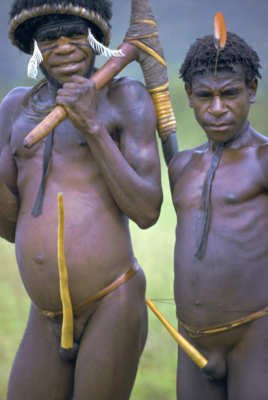 东方人,阴茎,两个人,站,竖图,室外,白天,正面,草地,草坪,植物,亚洲,握,阴影,光线,影子,拿,拿着,注视,黄种人,裸露,草,绿色,阳光,观察,看,站着,握着,赤裸,观看,皮肤,察看,关注,裸,内生殖器,排泄器官,外生殖器,男人,男性,中年男性,亚洲人,站立,半身,彩图,海绵体,筋膜,男性生殖系统,尿道海绵体,生殖器官,阳具,阴茎海绵体