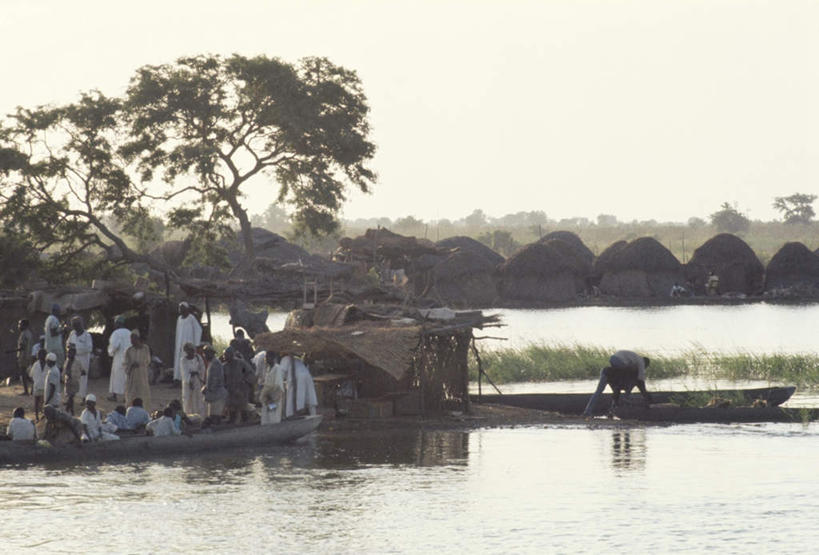 西方人,家,码头,站,坐,横图,室外,白天,正面,旅游,度假,草地,草坪,湖,湖泊,美景,水,植物,港口,船,欧洲,非洲,尼日利亚,黑人,欧洲人,一排,许多,阴影,波纹,服装,整齐,光线,影子,房屋,屋子,草屋,湖面,景观,水流,水面,木船,涟漪,很多,许多人,注视,休闲装,娱乐,住宅,草,树,树木,排列,衣服,蓝色,绿色,倒影,蓝天,水纹,天空,阳光,自然,茅草屋,交通工具,波浪,湖水,天,观察,看,站着,一群人,享受,休闲,休闲服,景色,放松,服饰,生长,晴朗,成长,观看,察看,倒映,舟,队列,关注,自然风光,载具,独木舟,万里无云,水晕,阿非利加洲,独木船,反照,尼日利亚联邦共和国,男人,男性,中年男性,非洲人,晴空,晴空万里,站立,坐着,彩图,全身,房子,摆渡口,埠头,渡口,渡头,港湾,海港,货运码头,口岸,茅舍,茅屋,商港,小屋