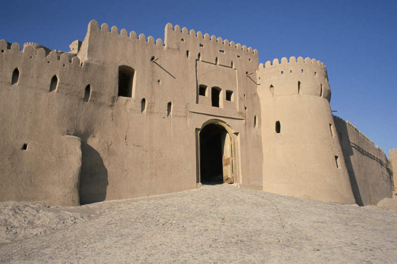 无人,横图,室外,白天,仰视,旅游,度假,窗户,门,标志建筑,地标,建筑,伊朗,亚洲,阴影,光线,影子,堡垒,城堡,墙,泥土,土壤,娱乐,建设,玻璃窗,墙壁,墙面,蓝色,蓝天,天空,阳光,门框,天,享受,休闲,旅游胜地,放松,晴朗,要塞,西亚,万里无云,伊朗伊斯兰共和国,设防,晴空,晴空万里,彩图,低角度拍摄