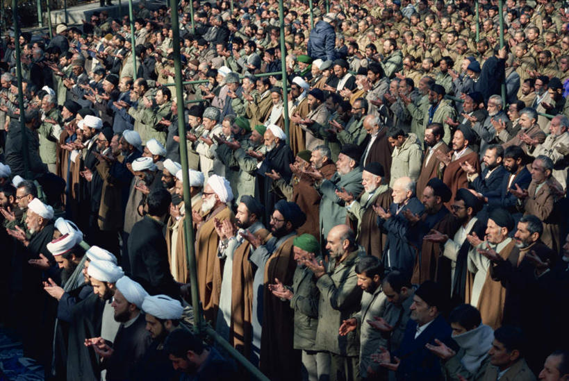 站,横图,俯视,室外,白天,伊朗,亚洲,一排,阴影,服装,节日,整齐,光线,影子,首都,许多人,注视,休闲装,文化,排列,衣服,阳光,观察,看,祈祷,站着,一群人,健康,休闲服,许愿,宗教,服饰,信仰,观看,纪念,祈求,察看,队列,关注,西亚,伊朗伊斯兰共和国,德黑兰,平安,男人,男性,中年男性,阿拉伯人,白种人,亚洲人,站立,半身,彩图,高角度拍摄