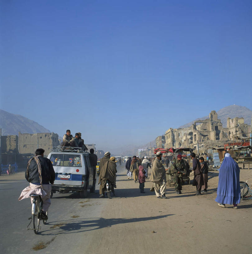 站,走,竖图,室外,白天,度假,石头,美景,山,山脉,城市风光,城市,卡车,自行车,汽车,阿富汗,亚洲,两辆,行人,游客,游人,阴影,服装,光线,石子,影子,景观,山峰,山峦,许多人,注视,休闲装,娱乐,路人,旅客,车,背面,衣服,蓝色,蓝天,天空,阳光,交通工具,群山,天,观察,看,站着,一群人,享受,休闲,休闲服,景色,放松,服饰,晴朗,观看,察看,关注,载具,西亚,万里无云,阿富汗伊斯兰国,喀布尔,过客,男人,男性,中年男性,亚洲人,印度人,石块,岩石,晴空,晴空万里,步行,散步,站立,走路,彩图,全身