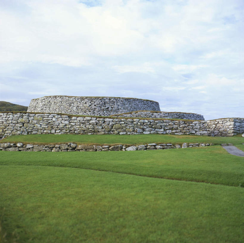 无人,横图,室外,白天,正面,草地,草坪,石头,美景,植物,道路,路,英国,欧洲,阴影,光线,石子,影子,墙,景观,云,云朵,小路,交通,云彩,苏格兰,墙壁,墙面,草,蓝色,绿色,白云,蓝天,天空,阳光,自然,天,景色,晴朗,西欧,自然风光,大不列颠,大不列颠及北爱尔兰联合王国,大不列颠联合王国,日不落英帝国,苏格兰王国,勒威克,设得兰群岛,谢德兰群岛,谢特兰群岛,石块,岩石,晴空,彩图