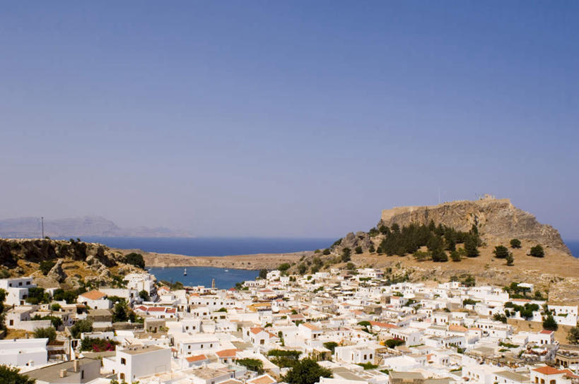 无人,家,横图,俯视,室外,白天,度假,海浪,海洋,石头,美景,山,山脉,植物,城市风光,城市,希腊,欧洲,阴影,光线,石子,影子,房屋,屋子,景观,浪花,山峰,山峦,娱乐,楼房,住宅,树,树木,排列,蓝色,绿色,蓝天,天空,阳光,自然,海水,群山,天,享受,休闲,景色,放松,生长,晴朗,成长,海景,希腊共和国,万里无云,摆列,罗得斯岛,大海,风浪,海,海水的波动,近岸浪,石块,岩石,涌浪,晴空,晴空万里,彩图,高角度拍摄,房子,布列,分列