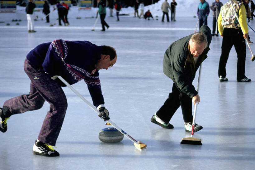 西方人,伙伴,朋友,站,跑,横图,室外,白天,正面,运动服,度假,友谊,美景,城市风光,城市,瑞士,欧洲,欧洲人,许多,弯腰,阴影,服装,光线,影子,冰,景观,许多人,刷,注视,娱乐,运动器械,衣服,阳光,浮冰,低头,观察,看,站着,一群人,享受,休闲,健身器械,景色,放松,寒冷,服饰,观看,察看,冰冷,衣着,穿着,关注,健身器材,中欧,弯身,严寒,瑞士联邦,冰凉,酷寒,凛冽,凛凛,极冷,流冰,浮冰块,衣饰,冰壶,冰上溜石,冰上运动,冬季运动,掷冰壶,友情,男人,男性,女人,女性,中年男性,中年女性,白种人,跑步,站立,彩图,全身,运动器材,运动装