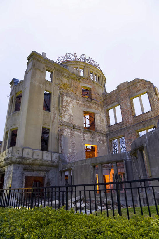 无人,栏杆,竖图,室外,白天,仰视,旅游,度假,草地,草坪,植物,窗户,标志建筑,地标,建筑,照明,广岛县,日本,亚洲,阴影,古老,光线,壁灯,影子,墙,围栏,灯光,历史,娱乐,建设,护栏,玻璃窗,废墟,墙壁,墙面,灯,草,古代,蓝色,绿色,蓝天,天空,阳光,灯具,天,享受,休闲,旅游胜地,放松,晴朗,照亮,照明设备,东亚,本州,万里无云,本州岛,日本国,广岛和平纪念公园,広岛,中国地方,古远,陈腐,广岛和平纪念碑,广岛和平纪念馆,原爆纪念馆,原爆圆顶塔,原子弹爆炸圆顶屋,和平纪念公园,晴空,晴空万里,彩图,低角度拍摄