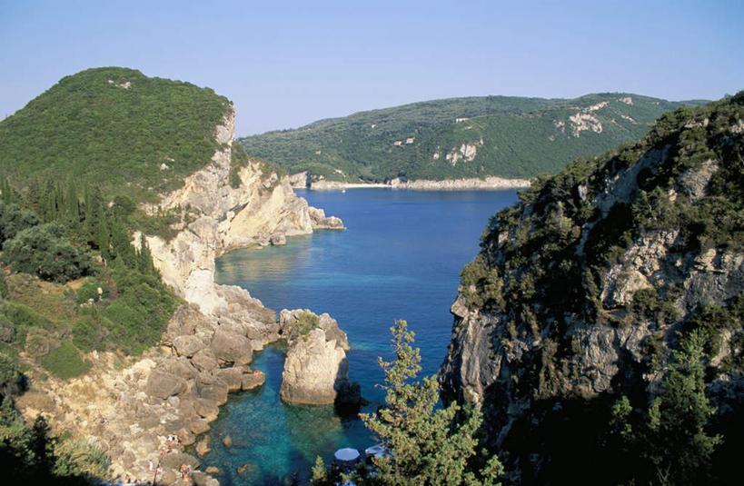 无人,横图,室外,白天,正面,旅游,度假,草地,草坪,岛屿,海浪,海洋,石头,美景,沙滩,植物,希腊,欧洲,阴影,光线,沙子,石子,影子,岛,海岸,景观,浪花,沙地,娱乐,草,树,树木,蓝色,绿色,蓝天,天空,阳光,自然,海水,天,享受,休闲,景色,放松,生长,晴朗,成长,自然风光,海景,希腊共和国,万里无云,爱奥尼亚群岛,伊奥尼亚群岛,科孚岛,克基拉岛,大海,风浪,海,海水的波动,海滩,近岸浪,列岛,群岛,石块,岩石,涌浪,诸岛,晴空,晴空万里,彩图