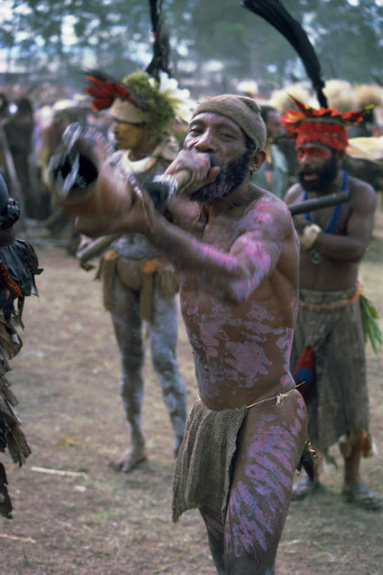 东方人,站,竖图,室外,白天,正面,民族服装,化妆,美容,旅游,度假,绘画,美景,植物,巴布亚新几内亚,亚洲,护肤,握,阴影,朦胧,模糊,光线,彩绘,影子,景观,许多人,吹奏,拿,演奏,拿着,注视,黄种人,娱乐,树,树木,蓝色,绿色,蓝天,天空,阳光,自然,彩妆,天,观察,看,站着,一群人,保养,享受,休闲,景色,放松,握着,保健,生长,晴朗,成长,观看,察看,号角,关注,自然风光,大洋洲,养颜,万里无云,军号,彩釉,巴布亚新几内亚独立国,男人,男性,中年男性,亚洲人,晴空,晴空万里,画画,站立,半身,彩图,传统服装,民俗服