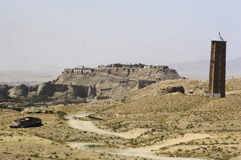 无人,横图,俯视,室外,白天,度假,草地,草坪,石头,美景,山,山脉,植物,城市风光,城市,汽车,阿富汗,亚洲,石子,堡垒,城堡,景观,山峰,山峦,娱乐,车,草,一个,蓝色,绿色,蓝天,天空,交通工具,群山,天,享受,休闲,景色,放松,晴朗,单个,要塞,载具,西亚,坦克,陆军,履带车,军用车,万里无云,战车,坦克车,阿富汗伊斯兰国,设防,石块,岩石,晴空,晴空万里,彩图,高角度拍摄