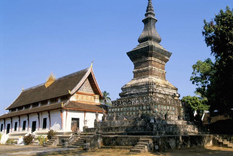 无人,寺庙,横图,室外,白天,仰视,旅游,度假,石头,植物,楼梯,标志建筑,地标,建筑,老挝,亚洲,阴影,节日,装饰,光线,石子,影子,阶梯,燃烧,文化,娱乐,建设,台阶,树,树木,蓝色,绿色,蓝天,天空,阳光,自然,香火,庙宇,天,祈祷,享受,休闲,健康,旅游胜地,放松,许愿,宗教,东南亚,信仰,生长,晴朗,成长,纪念,华丽,修饰,祈求,点缀,万里无云,琅勃拉邦,首府,衬托,美观,雅致,雅观,老挝人民民主共和国,琅勃拉邦省,銮佛邦,平安,石块,岩石,晴空,晴空万里,彩图,低角度拍摄,庙,寺