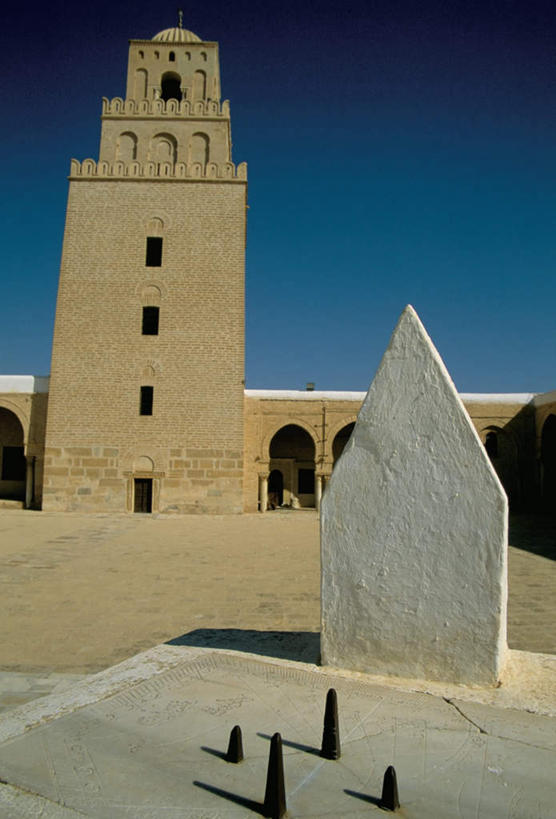 无人,竖图,室外,白天,正面,旅游,度假,名胜古迹,窗户,标志建筑,地标,建筑,非洲,突尼斯,一排,阴影,节日,遗迹,整齐,光线,影子,墙,拱门,古迹,文化,文物,娱乐,建设,古建筑,玻璃窗,墙壁,墙面,排列,蓝色,蓝天,天空,阳光,天,祈祷,享受,休闲,健康,旅游胜地,放松,许愿,宗教,信仰,晴朗,纪念,祈求,伊斯兰教,队列,清真寺,古文明,北非,万里无云,阿非利加洲,突尼斯共和国,凯鲁万,平安,晴空,晴空万里,彩图