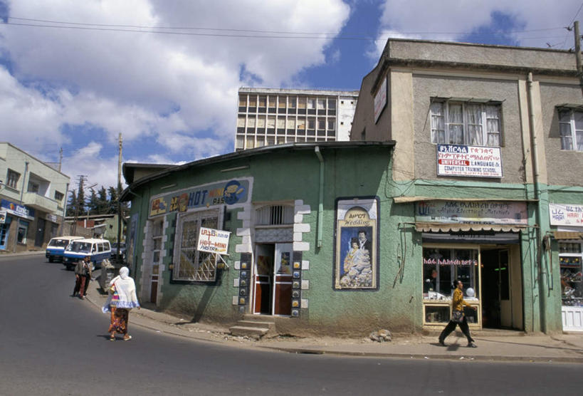 西方人,三个人,家,商店,走,横图,室外,白天,仰视,度假,美景,城市风光,城市,道路,路,汽车,欧洲,非洲,埃塞俄比亚,亚的斯亚贝巴,黑人,欧洲人,阴影,服装,电力,光线,电线,线,影子,房屋,屋子,景观,云,云朵,小路,电能,交通,面包车,首都,线路,云彩,注视,休闲装,娱乐,商铺,楼房,住宅,车,衣服,蓝色,白云,蓝天,天空,阳光,交通工具,天,观察,看,享受,休闲,休闲服,景色,放松,服饰,晴朗,观看,电,电源,电源线,察看,关注,载具,能量,阿非利加洲,市肆,商号,埃塞俄比亚联邦民主共和国,亚地斯亚贝巴,男人,男性,年轻男性,年轻女性,女人,女性,非洲人,晴空,步行,散步,走路,彩图,低角度拍摄,全身,房子,店铺