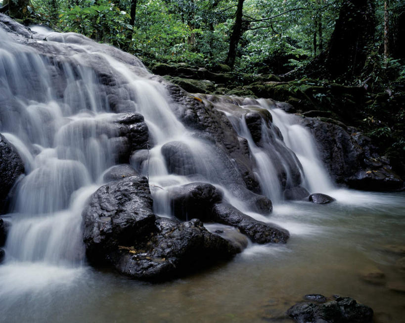 无人,横图,室外,白天,正面,旅游,度假,河流,石头,美景,瀑布,森林,树林,水,植物,泰国,亚洲,飞溅,溅,石子,液体,河水,景观,水滴,水流,娱乐,水珠,树,树木,绿色,小溪,自然,溪水,享受,休闲,景色,放松,东南亚,生长,成长,喷洒,自然风光,沉积岩,首府,泰王国,攀牙府,攀牙,水成岩,跌水,石块,岩石,彩图