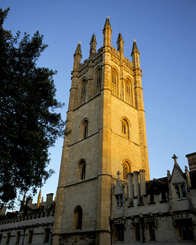 无人,学校,教学楼,竖图,室外,白天,仰视,旅游,度假,名胜古迹,植物,标志建筑,地标,建筑,英国,欧洲,阴影,遗迹,光线,影子,古迹,文物,娱乐,建设,古建筑,校园,树,树木,蓝色,绿色,蓝天,天空,阳光,自然,天,享受,休闲,教室,旅游胜地,放松,生长,晴朗,成长,西欧,大不列颠,古文明,牛津,世界文化遗产,大不列颠及北爱尔兰联合王国,万里无云,大不列颠联合王国,日不落英帝国,高等学府,牛津大学,牛津市,晴空,晴空万里,彩图,低角度拍摄,大学,教学大楼