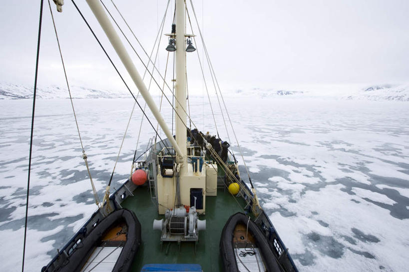 无人,横图,室外,白天,正面,旅游,度假,北极,美景,雪,大雪,轮船,船,阴影,光线,影子,冰,积雪,景观,雪景,冬季,冬天,娱乐,阳光,自然,交通工具,浮冰,享受,休闲,景色,放松,寒冷,冰冷,自然风光,载具,严寒,冰凉,酷寒,凛冽,凛凛,极冷,流冰,浮冰块,北极地区,北极区,北极圈,彩图