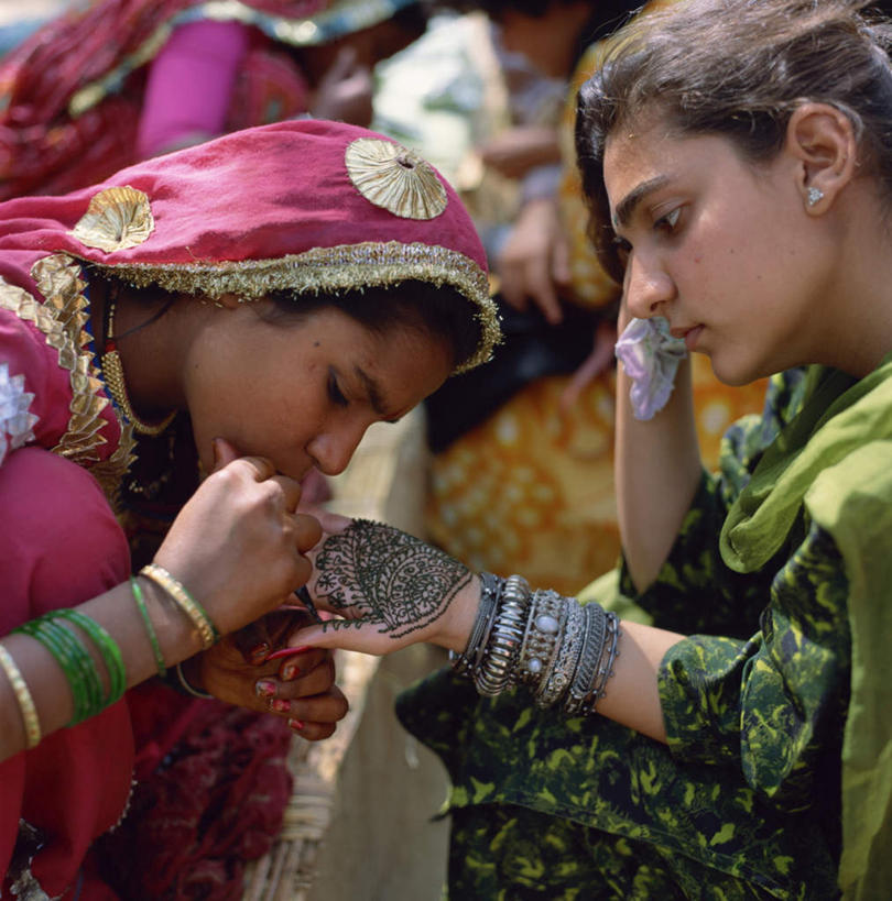 脸,头,脸颊,手,两个人,伙伴,朋友,站,竖图,室外,白天,侧面,民族服装,友谊,项链,印度,亚洲,握,阴影,装饰,光线,头饰,影子,拿,拿着,注视,肩膀,装饰品,阳光,耳环,饰品,首饰,观察,看,站着,手部,握着,手镯,观看,华丽,修饰,点缀,察看,关注,南亚,斋浦尔,拉贾斯坦,拉贾普达那,拉贾斯丹,衬托,美观,雅致,雅观,耳饰,友情,男人,男性,年轻男性,年轻女性,女人,女性,头部,脸部,脸蛋,面部,站立,半身,彩图,传统服装,民俗服