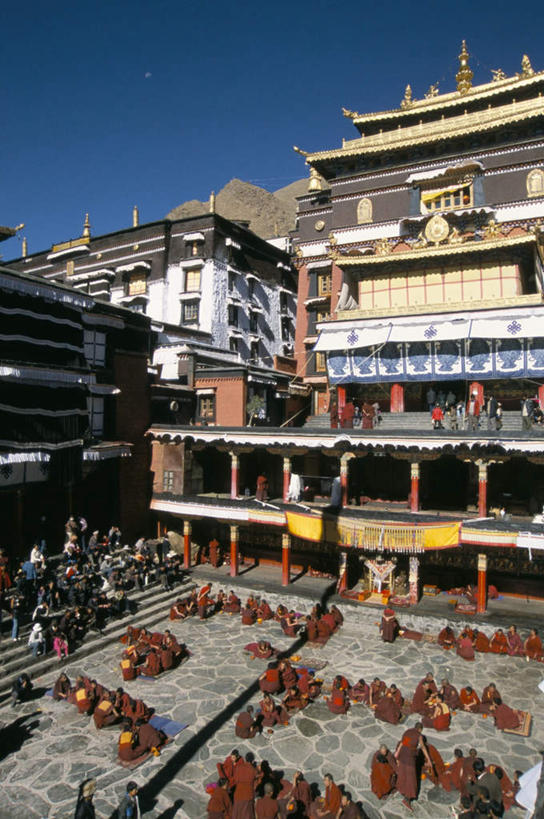 东方人,站,坐,竖图,俯视,室外,白天,旅游,度假,山,山脉,窗户,门,标志建筑,地标,建筑,中国,亚洲,阴影,服装,节日,光线,影子,墙,屋顶,山峰,山峦,许多人,顶棚,注视,黄种人,文化,娱乐,建设,西藏,玻璃窗,墙壁,墙面,衣服,蓝色,蓝天,天空,阳光,门框,群山,天,观察,看,祈祷,站着,一群人,享受,休闲,健康,旅游胜地,放松,许愿,宗教,服饰,信仰,晴朗,观看,纪念,祈求,察看,基督教,衣着,穿着,关注,天主教,修道院,僧服,藏,信念,东亚,西藏自治区,日喀则,日喀则市,万里无云,中华人民共和国,西南地区,衣饰,神学院,修院,隐修院,平安,男人,男性,女人,女性,中年男性,中年女性,亚洲人,晴空,晴空万里,站立,坐着,彩图,高角度拍摄,全身