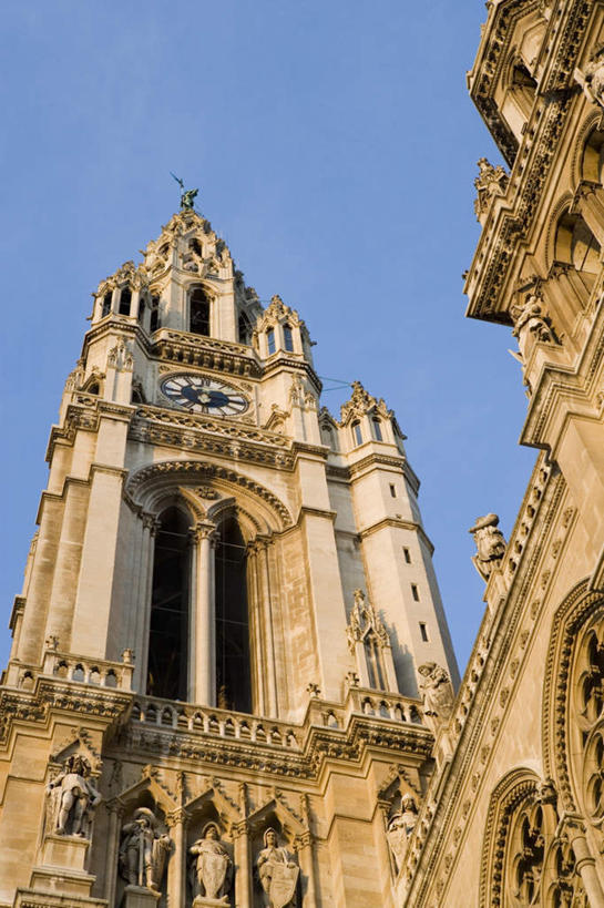 无人,高楼大厦,竖图,室外,白天,仰视,度假,办公楼,美景,城市风光,城市,大厦,建筑,摩天大楼,写字楼,雕塑,奥地利,欧洲,维也纳,阴影,艺术,装饰,时间,光线,雕刻,雕像,时钟,影子,墙,景观,首都,计时,娱乐,墙壁,墙面,蓝色,蓝天,天空,阳光,工艺品,钟表,楼宇,天,享受,休闲,表,商务楼,景色,放松,晴朗,纪念,华丽,美术,主题,陈列,中欧,摆钟,万里无云,功能,美学,奥地利共和国,富丽,华美,钟,晴空,晴空万里,彩图,低角度拍摄,大楼,高层建筑,高楼,摩天楼