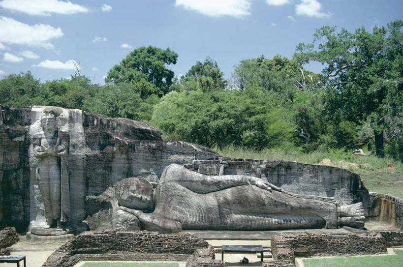 无人,横图,室外,白天,正面,旅游,度假,草地,草坪,石头,名胜古迹,植物,标志建筑,地标,建筑,雕塑,斯里兰卡,亚洲,阴影,节日,遗迹,艺术,装饰,光线,雕刻,雕像,石子,影子,墙,云,云朵,云彩,古迹,文化,文物,娱乐,建设,古建筑,石雕,墙壁,墙面,草,树,树木,蓝色,绿色,白云,蓝天,天空,阳光,自然,工艺品,天,祈祷,享受,休闲,健康,旅游胜地,放松,许愿,宗教,佛教,信仰,生长,晴朗,成长,纪念,祈求,美术,主题,南亚,陈列,古文明,功能,美学,斯里兰卡民主社会主义共和国,释教,波隆纳鲁沃,平安,石块,岩石,晴空,彩图