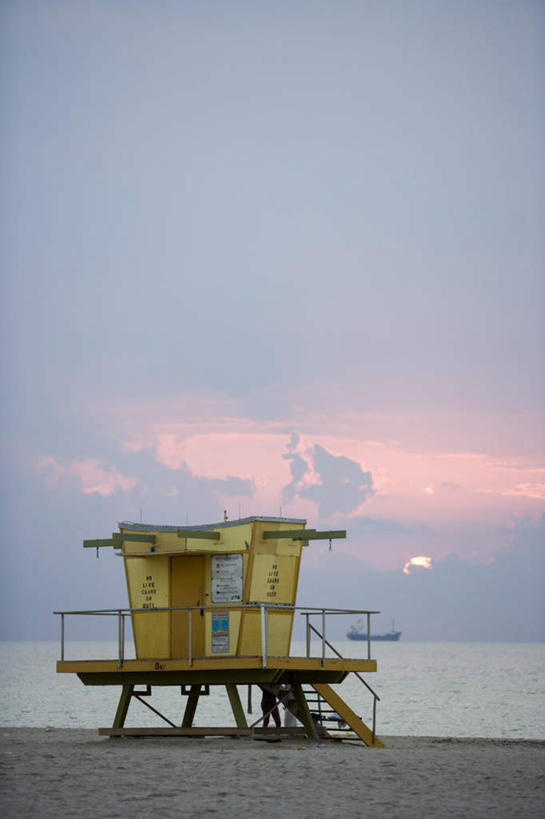 无人,家,竖图,室外,白天,正面,旅游,度假,日出,海浪,海洋,美景,沙滩,太阳,美国,沙子,房屋,屋子,海岸,景观,浪花,朝霞,晨曦,黎明,沙地,娱乐,楼房,住宅,阳光,自然,海水,享受,休闲,景色,放松,急救,北美,北美洲,自然风光,美洲,抢救,海景,佛罗里达,佛罗里达州,迈阿密,佛州,阳光州,迈阿密海滩,北亚美利加洲,亚美利加洲,棕榈海滩,救生舱,大海,风浪,海,海水的波动,海滩,近岸浪,涌浪,朝阳,彩图,破晓,房子,棕榈滩