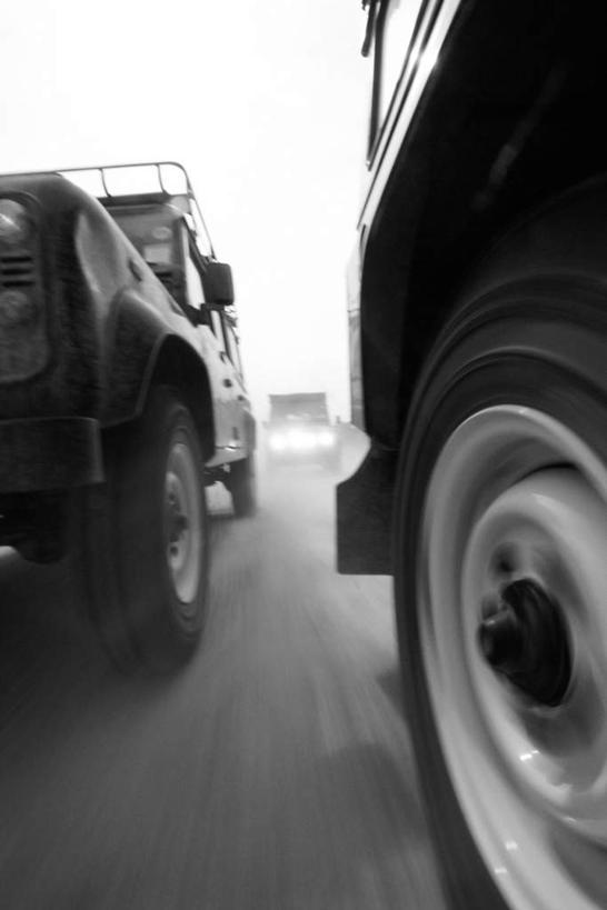 无人,竖图,黑白,室外,白天,仰视,道路,路,公路,汽车,两辆,阴影,光线,影子,交通,车,阳光,轮胎,交通工具,轿车,载具,马路,低角度拍摄