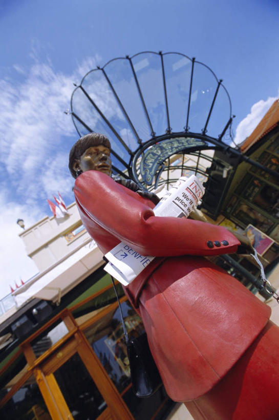 西方人,一个人,无人,家,站,竖图,室外,白天,仰视,度假,美景,窗户,落地窗,门,城市风光,城市,报纸,旗帜,国旗,雕塑,摩纳哥,欧洲,欧洲人,仅一个女性,仅一个人,握,阴影,艺术,装饰,光线,信息,包,雕刻,雕像,皮包,影子,房屋,墙,屋子,景观,云,云朵,首都,拿,云彩,拎,拿着,注视,娱乐,外套,楼房,玻璃窗,墙壁,墙面,住宅,蓝色,白云,蓝天,天空,阳光,耳环,工艺品,门框,天,低头,观察,看,站着,仅一个中年女性,享受,休闲,摩纳哥公国,景色,放松,握着,晴朗,观看,纪念,新闻,单肩包,美术,察看,关注,主题,陈列,功能,美学,耳饰,摩纳哥城,女人,女性,中年女性,白种人,旗,晴空,外衣,站立,半身,彩图,低角度拍摄,房子,报刊,拎着