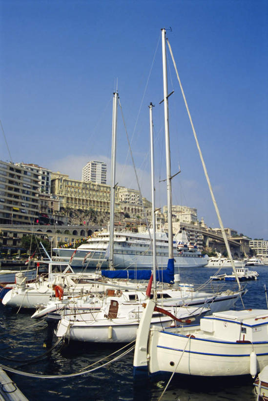 帆船,无人,家,码头,竖图,室外,白天,正面,度假,湖,湖泊,美景,水,窗户,城市风光,城市,港口,船,摩纳哥,欧洲,一排,许多,阴影,波纹,整齐,光线,影子,房屋,墙,屋子,湖面,景观,水流,水面,云,云朵,涟漪,首都,很多,云彩,娱乐,楼房,玻璃窗,墙壁,墙面,住宅,排列,蓝色,白云,倒影,蓝天,水纹,天空,阳光,交通工具,波浪,湖水,天,享受,休闲,摩纳哥公国,景色,放松,晴朗,倒映,队列,载具,水晕,摩纳哥城,反照,晴空,彩图,房子,摆渡口,埠头,渡口,渡头,港湾,海港,货运码头,口岸,商港