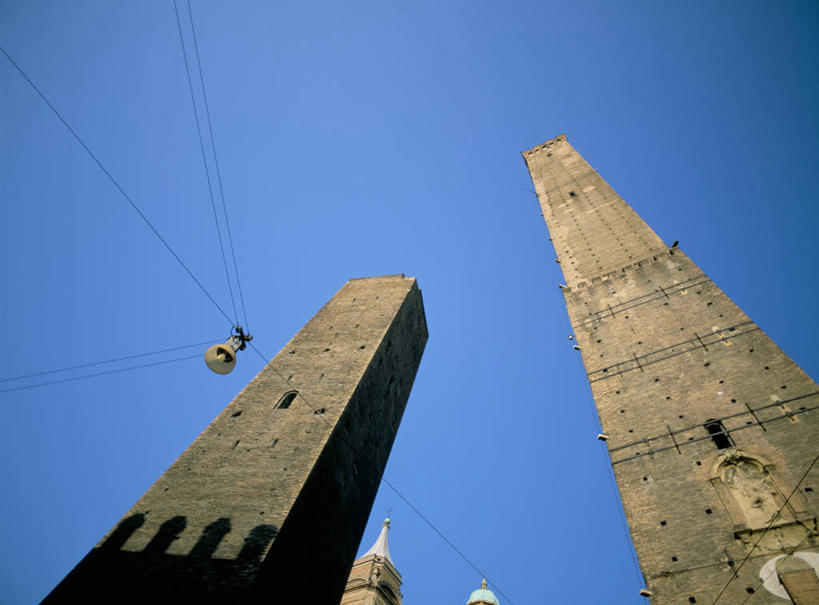 无人,横图,室外,白天,仰视,旅游,度假,标志建筑,地标,建筑,照明,意大利,欧洲,阴影,电力,光线,电线,线,影子,墙,塔,灯光,电能,线路,娱乐,建设,吊灯,墙壁,墙面,灯,蓝色,蓝天,天空,阳光,灯具,天,享受,休闲,旅游胜地,放松,晴朗,电,电源,电源线,照亮,照明设备,南欧,能量,万里无云,意大利共和国,波伦亚,博洛尼亚,柱廊之城,晴空,晴空万里,彩图,低角度拍摄