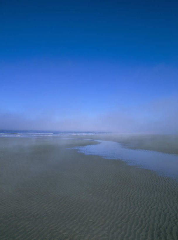 无人,竖图,室外,白天,正面,旅游,度假,海浪,海洋,美景,沙滩,雾,加拿大,阴影,朦胧,模糊,光线,沙子,影子,地平线,海岸,景观,浪花,辽阔,地面,沙地,娱乐,蓝色,蓝天,天空,阳光,自然,海水,天,享受,休闲,广阔,景色,放松,晴朗,一望无际,迷雾,北美,北美洲,自然风光,延伸,美洲,海景,万里无云,天地相交,北亚美利加洲,亚美利加洲,卑诗省,不列颠哥伦比亚,不列颠哥伦比亚省,夏洛特皇后群岛,无边无际,一马平川,大海,风浪,海,海水的波动,海滩,近岸浪,涌浪,大雾,晴空,晴空万里,彩图