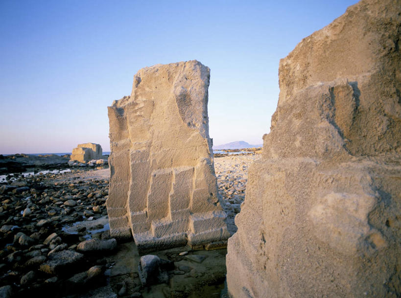 无人,横图,室外,白天,正面,旅游,度假,海浪,海洋,石头,美景,山,山脉,意大利,欧洲,阴影,光线,石子,影子,景观,浪花,山峰,悬崖,山峦,娱乐,蓝色,蓝天,天空,阳光,自然,海水,群山,天,享受,休闲,景色,放松,晴朗,西西里,南欧,自然风光,海景,万里无云,意大利共和国,西西里岛,绝壁,埃加迪群岛,大海,风浪,海,海水的波动,近岸浪,石块,岩石,涌浪,晴空,晴空万里,彩图