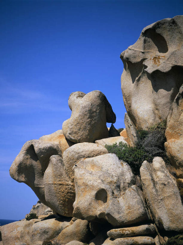 无人,竖图,室外,白天,仰视,旅游,度假,草地,草坪,海浪,海洋,石头,美景,植物,意大利,欧洲,阴影,光线,石子,影子,景观,浪花,云,云朵,云彩,娱乐,草,蓝色,绿色,白云,蓝天,天空,阳光,自然,海水,天,享受,休闲,景色,放松,晴朗,南欧,自然风光,海景,意大利共和国,撒丁岛,月亮谷,大海,风浪,海,海水的波动,近岸浪,石块,岩石,涌浪,晴空,彩图,低角度拍摄