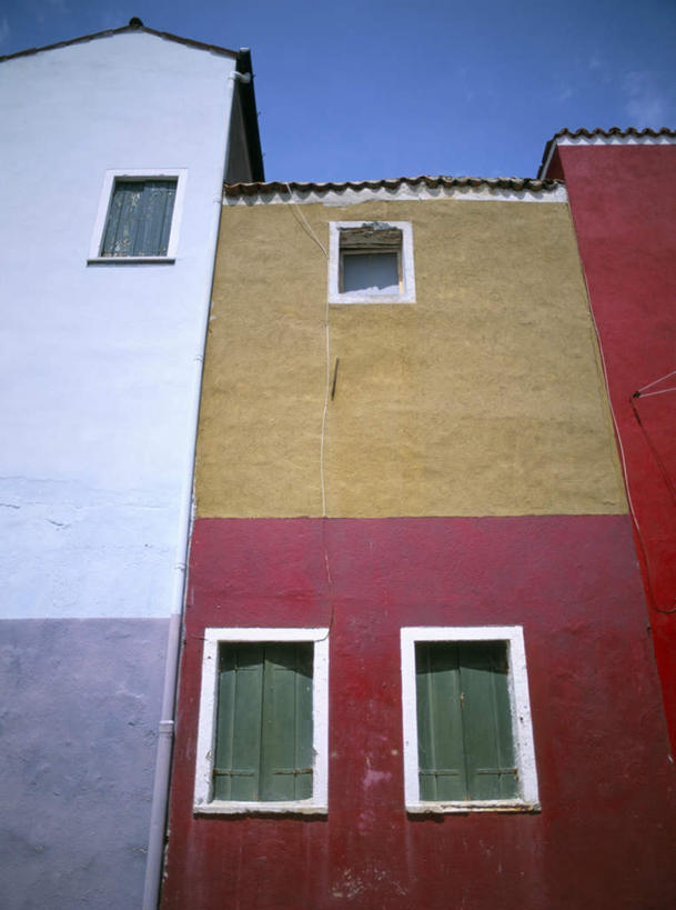 无人,家,竖图,彩色,室外,白天,仰视,度假,美景,窗户,城市风光,城市,意大利,欧洲,威尼斯,阴影,光线,影子,房屋,墙,屋子,景观,云,云朵,云彩,娱乐,楼房,玻璃窗,墙壁,墙面,住宅,蓝色,白云,蓝天,天空,阳光,天,享受,休闲,景色,放松,晴朗,南欧,意大利共和国,四扇,布拉诺岛,晴空,彩图,低角度拍摄,房子