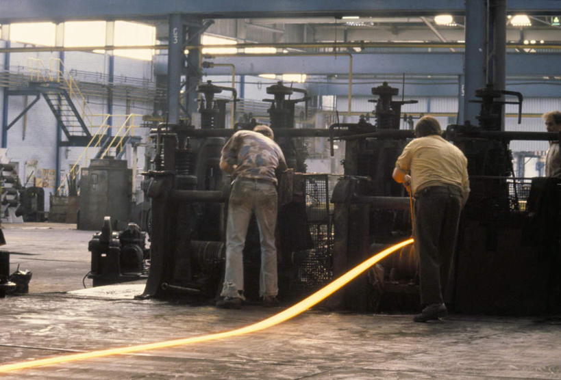 两个人,工厂,站,横图,室内,白天,工作服,制服,度假,机器,美景,城市风光,城市,金属制品,弯腰,握,阴影,发光,光线,金属,影子,景观,拿,拿着,注视,娱乐,背面,阳光,观察,看,站着,享受,休闲,机械,景色,放松,握着,观看,察看,关注,弯身,工作制服,钛,男人,男性,中年男性,站立,彩图,全身,工作套服,工地,制造厂