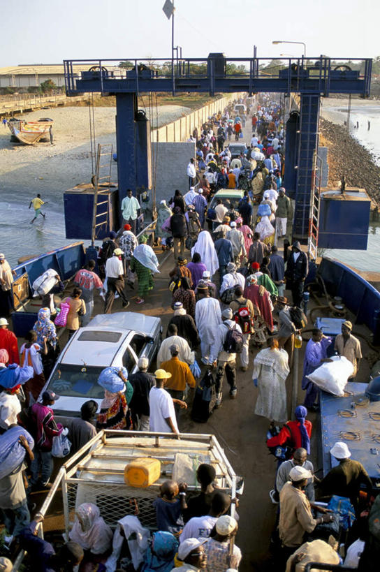 西方人,码头,走,竖图,俯视,室外,白天,度假,美景,城市风光,城市,道路,港口,路,公路,汽车,欧洲,非洲,冈比亚,黑人,欧洲人,握,阴影,服装,光线,影子,景观,交通,许多人,拿,拿着,注视,休闲装,娱乐,车,衣服,阳光,交通工具,轿车,观察,看,一群人,享受,休闲,休闲服,景色,放松,握着,服饰,观看,察看,关注,载具,阿非利加洲,西非,冈比亚共和国,男人,男性,女人,女性,中年男性,中年女性,非洲人,马路,步行,散步,走路,彩图,高角度拍摄,全身,摆渡口,埠头,渡口,渡头,港湾,海港,货运码头,口岸,商港