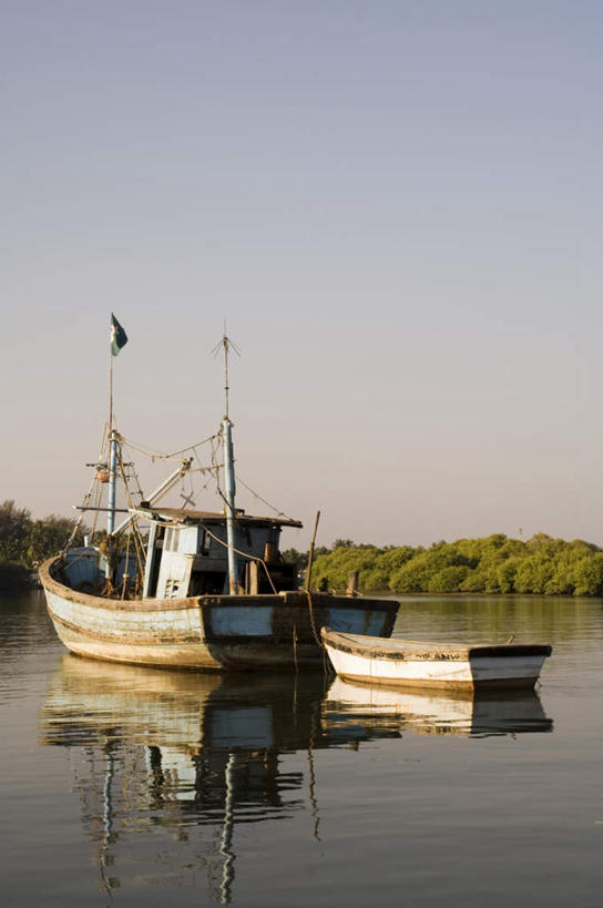 帆船,无人,竖图,室外,白天,正面,旅游,度假,草地,草坪,湖,湖泊,美景,水,植物,船,印度,亚洲,阴影,波纹,光线,影子,湖面,景观,水流,水面,云,云朵,涟漪,两艘,云彩,娱乐,草,蓝色,绿色,白云,倒影,蓝天,水纹,天空,阳光,自然,交通工具,波浪,湖水,天,享受,休闲,景色,放松,晴朗,倒映,自然风光,载具,南亚,喀拉拉邦,印度共和国,水晕,反照,喀拉拉,晴空,彩图