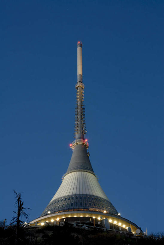 无人,竖图,室外,白天,仰视,旅游,度假,植物,标志建筑,地标,建筑,照明,欧洲,捷克,阴影,光线,影子,墙,屋顶,灯光,顶棚,娱乐,建设,墙壁,墙面,灯,树,树木,蓝色,绿色,蓝天,天空,阳光,自然,灯具,天,享受,休闲,旅游胜地,放松,生长,晴朗,成长,照亮,照明设备,信号塔,电视塔,中欧,捷克共和国,万里无云,晴空,晴空万里,彩图,低角度拍摄