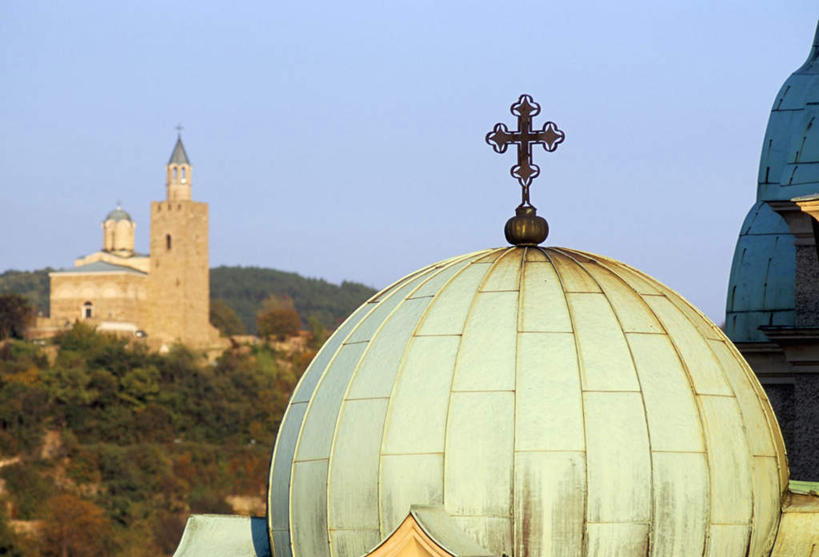 无人,教堂,横图,室外,白天,正面,旅游,度假,山,山脉,植物,标志建筑,地标,建筑,欧洲,保加利亚,阴影,节日,朦胧,模糊,光线,十字架,影子,屋顶,山峰,山峦,顶棚,文化,娱乐,建设,树,树木,蓝色,绿色,蓝天,天空,阳光,自然,群山,天,祈祷,享受,休闲,健康,旅游胜地,放松,许愿,宗教,信仰,生长,晴朗,成长,纪念,祈求,南欧,信念,万里无云,保加利亚共和国,平安,晴空,晴空万里,彩图,大教堂,礼拜堂