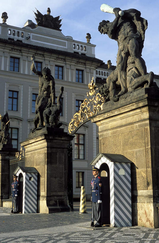 西方人,两个人,伙伴,朋友,站,竖图,室外,白天,仰视,制服,旅游,度假,友谊,合作,团队,门,标志建筑,地标,建筑,雕塑,欧洲,捷克,欧洲人,士兵,阴影,艺术,装饰,光线,雕刻,雕像,影子,堡垒,城堡,云,云朵,首都,云彩,注视,娱乐,建设,衣服,蓝色,白云,蓝天,天空,阳光,工艺品,门框,天,观察,看,站着,享受,休闲,旅游胜地,放松,战略,晴朗,观看,纪念,美术,察看,军装,要塞,关注,主题,军服,陈列,中欧,捷克共和国,功能,美学,联合,合谋,兵士,布拉格,赫拉德卡尼皇宫,设防,岗亭,岗位,配合,协作,男人,男性,中年男性,白种人,晴空,站立,彩图,低角度拍摄,全身